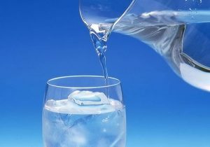 Qué cantidad de agua se tiene que beber diáriamente ?